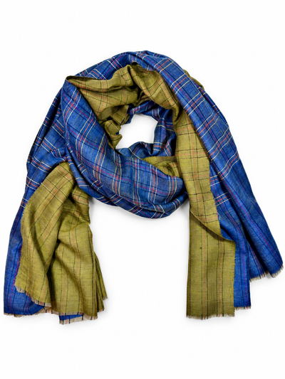 Kashmiri - Gold & Marine – vollständiger Double-Face-Cashmere-Schal 100 × 200 cm, mittig auf Weiss mit weichem Studioschatten