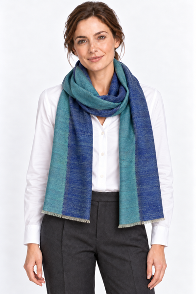 Kashmiri - Marine & Aquamarine, 70 × 200 cm – KI-generierte Trageansicht Frau