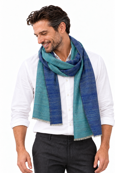 Kashmiri - Marine & Aquamarine, 70 × 200 cm – KI-generierte Trageansicht Mann