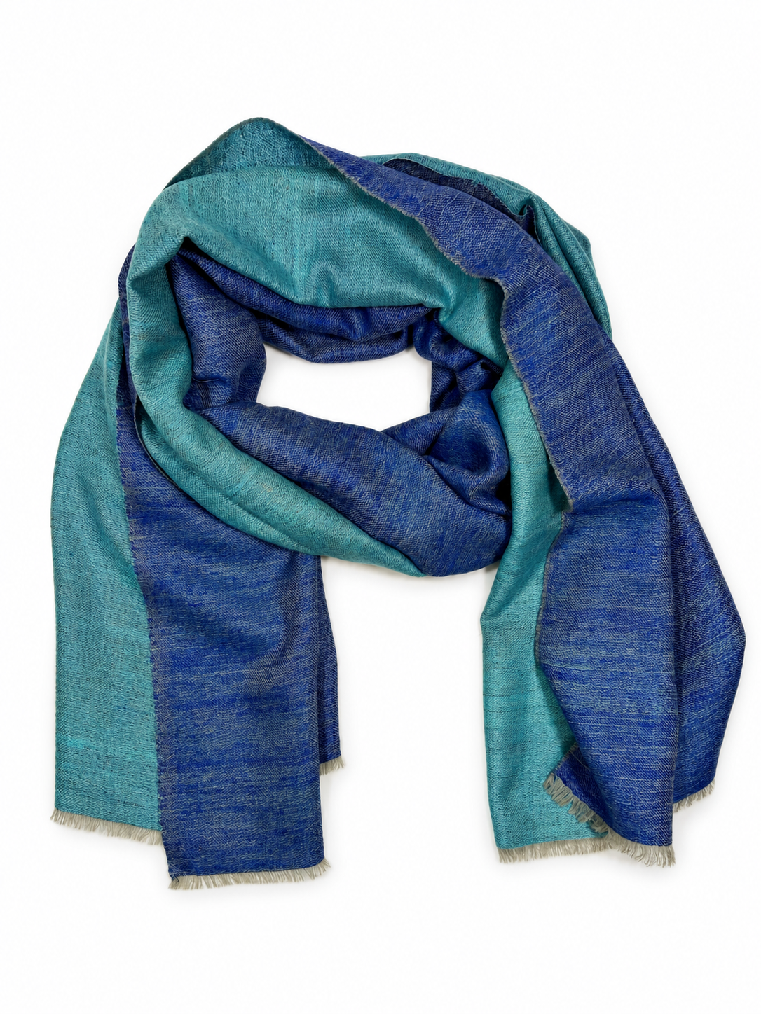 Kashmiri - Marine & Aquamarine – vollständiger Double-Face-Cashmere-Schal 70 × 200 cm, mittig auf Weiss mit weichem Studioschatten