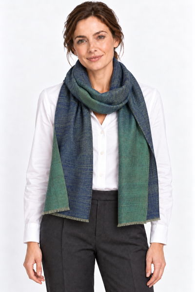 Kashmiri - Marine & Emerald, 70 × 200 cm – KI-generierte Trageansicht Frau