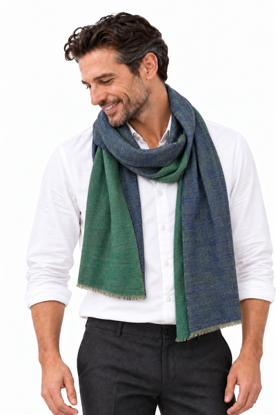 Kashmiri - Marine & Emerald, 70 × 200 cm – KI-generierte Trageansicht Mann