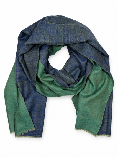 Kashmiri - Marine & Emerald – vollständiger Double-Face-Cashmere-Schal 70 × 200 cm, mittig auf Weiss mit weichem Studioschatten