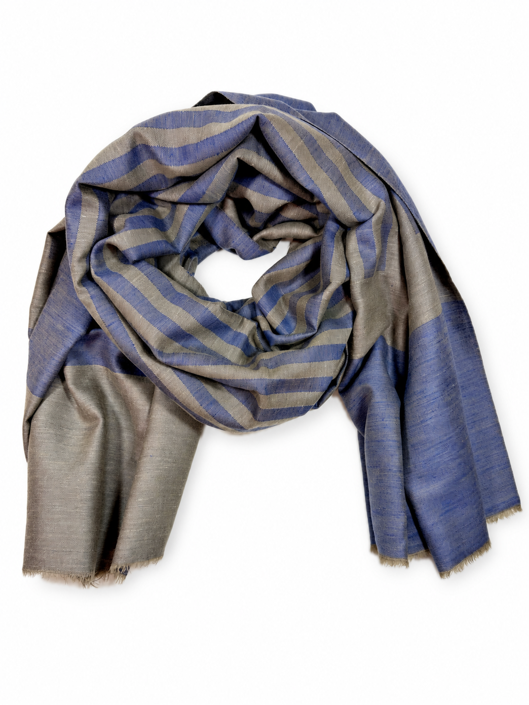 Kashmiri - Marine & Sand – vollständiger Double-Face-Cashmere-Schal 100 × 200 cm, mittig auf Weiss mit weichem Studioschatten
