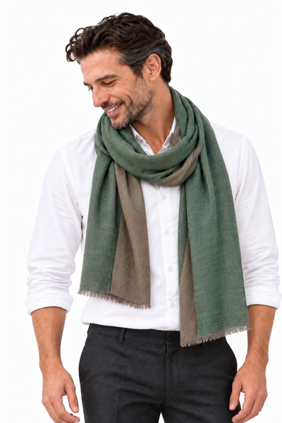 Kashmiri - Nude & Emerald, 70 × 200 cm – KI-generierte Trageansicht Mann