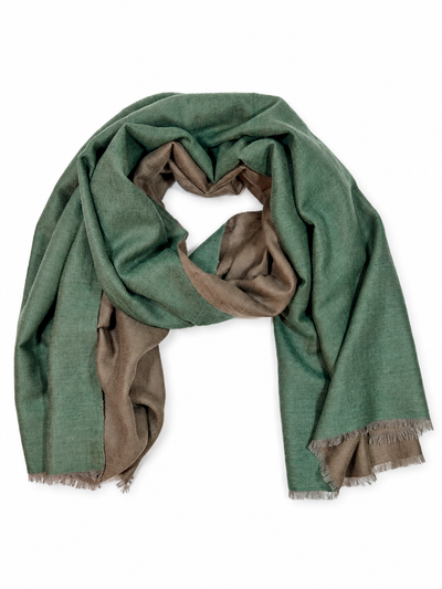 Kashmiri - Nude & Emerald – vollständiger Double-Face-Cashmere-Schal 70 × 200 cm, mittig auf Weiss mit weichem Studioschatten