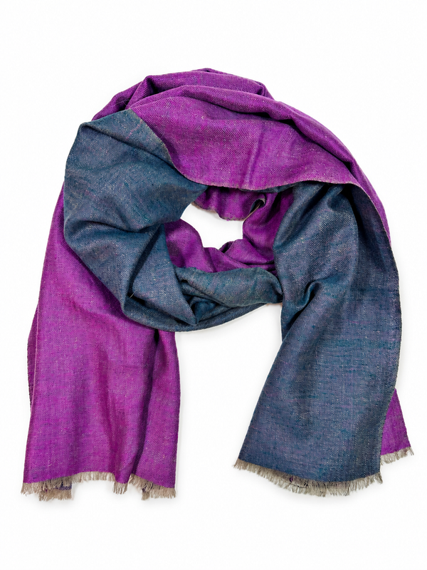 Kashmiri - Pink & Night Sky – vollständiger Double-Face-Cashmere-Schal 70 × 200 cm, mittig auf Weiss mit weichem Studioschatten