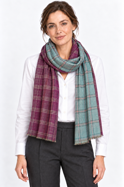 Kashmiri - Ruby & Jade, 100 × 200 cm – KI-generierte Trageansicht Frau