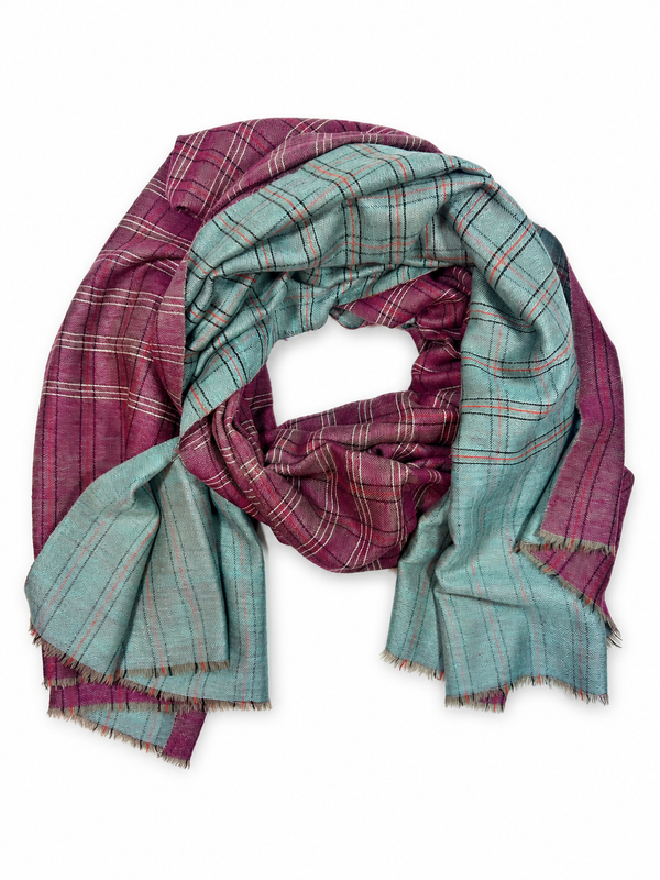 Kashmiri - Ruby & Jade – vollständiger Double-Face-Cashmere-Schal 100 × 200 cm, mittig auf Weiss mit weichem Studioschatten