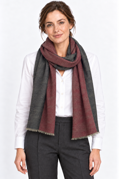 Kashmiri - Ruby & Obsidian, 70 × 200 cm – KI-generierte Trageansicht Frau