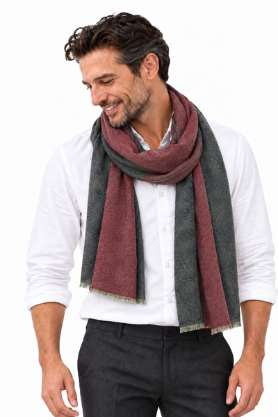 Kashmiri - Ruby & Obsidian, 70 × 200 cm – KI-generierte Trageansicht Mann