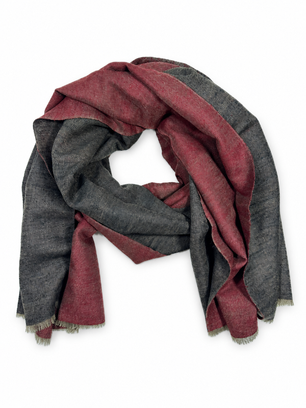 Kashmiri - Ruby & Obsidian – vollständiger Double-Face-Cashmere-Schal 70 × 200 cm, mittig auf Weiss mit weichem Studioschatten