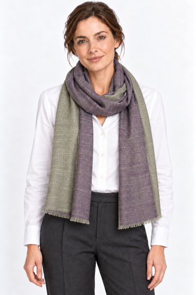 Kashmiri - Sand & Aubergine, 70 × 200 cm – KI-generierte Trageansicht Frau
