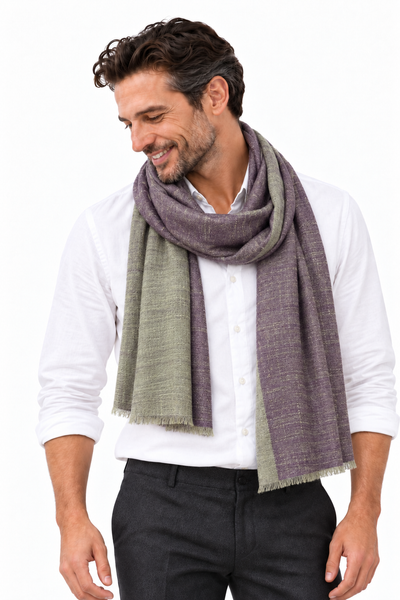 Kashmiri - Sand & Aubergine, 70 × 200 cm – KI-generierte Trageansicht Mann