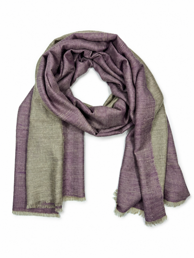 Kashmiri - Sand & Aubergine – vollständiger Double-Face-Cashmere-Schal 70 × 200 cm, mittig auf Weiss mit weichem Studioschatten