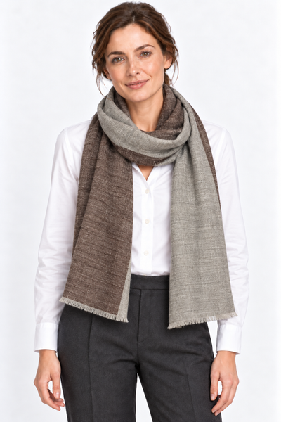 Kashmiri - Sand & Chocolate, 70 × 200 cm – KI-generierte Trageansicht Frau