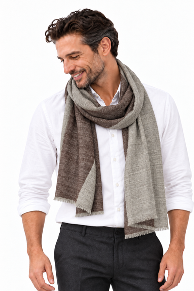 Kashmiri - Sand & Chocolate, 70 × 200 cm – KI-generierte Trageansicht Mann