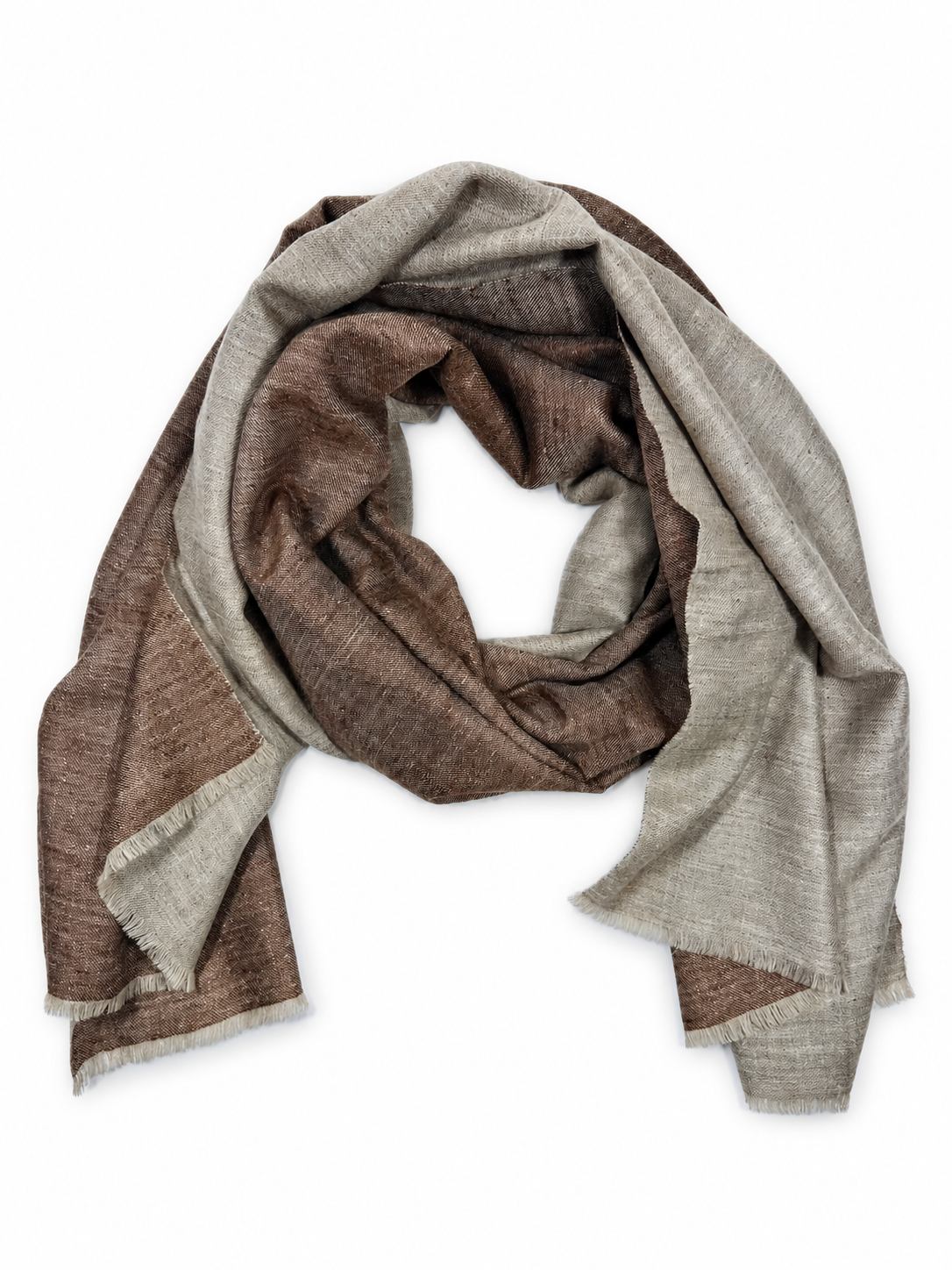 Kashmiri - Sand & Chocolate – vollständiger Double-Face-Cashmere-Schal 70 × 200 cm, mittig auf Weiss mit weichem Studioschatten