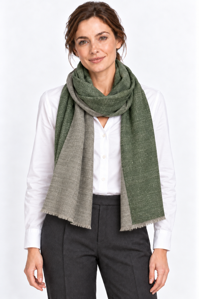 Kashmiri - Sand & Emerald, 70 × 200 cm – KI-generierte Trageansicht Frau