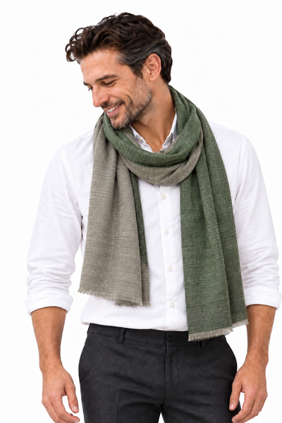Kashmiri - Sand & Emerald, 70 × 200 cm – KI-generierte Trageansicht Mann