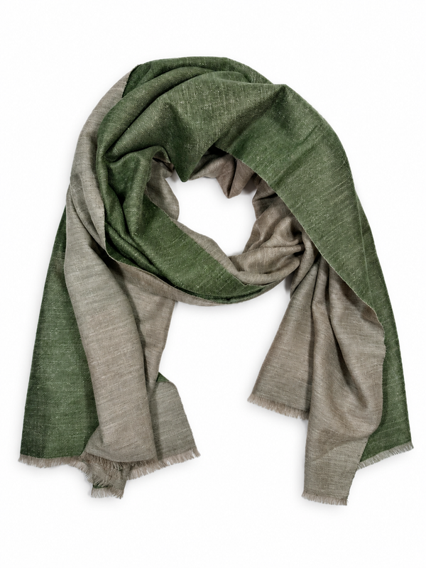 Kashmiri - Sand & Emerald – vollständiger Double-Face-Cashmere-Schal 70 × 200 cm, mittig auf Weiss mit weichem Studioschatten