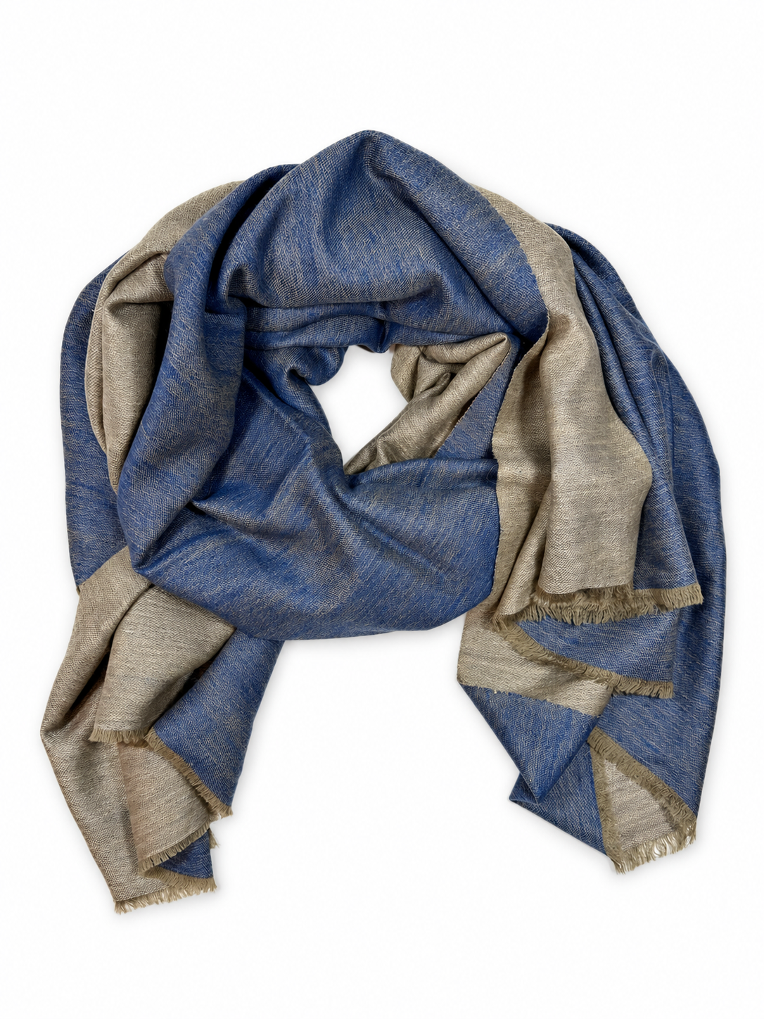 Kashmiri - Sand & Night Sky – vollständiger Double-Face-Cashmere-Schal 100 × 200 cm, mittig auf Weiss mit weichem Studioschatten