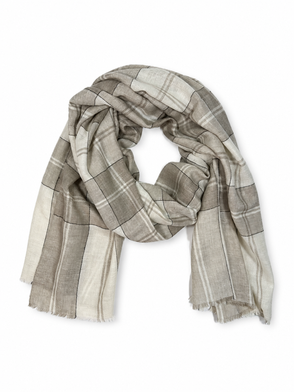 Kashmiri - Earth Check – vollständiger Cashmere-Schal auf Weiss mit weichem Studioschatten