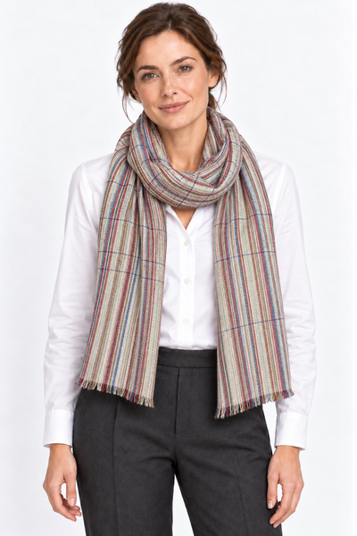 Kashmiri – Fine Multistripe, 100 × 200 cm – KI-generierte Trageansicht Frau