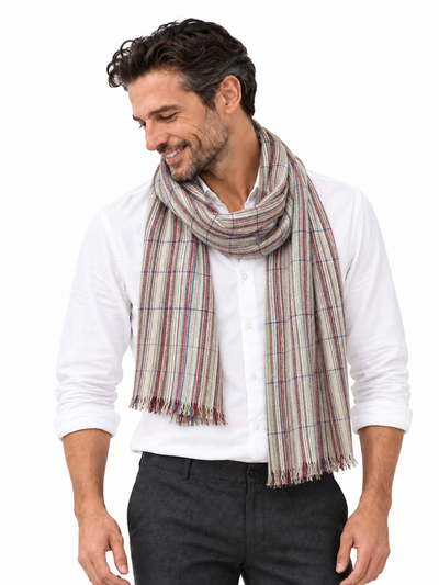 Kashmiri – Fine Multistripe, 100 × 200 cm – KI-generierte Trageansicht Mann