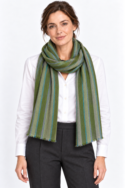 Kashmiri – Forest Stripes, 100 × 200 cm – KI-generierte Trageansicht Frau