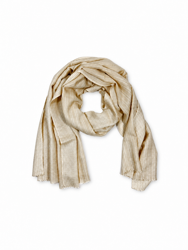 Kashmiri - Ivory Sand Bands – vollständiger Cashmere-Schal auf Weiss mit weichem Studioschatten
