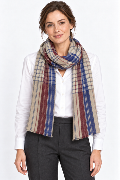 Kashmiri – Maritime Check, 100 × 200 cm – KI-generierte Trageansicht Frau