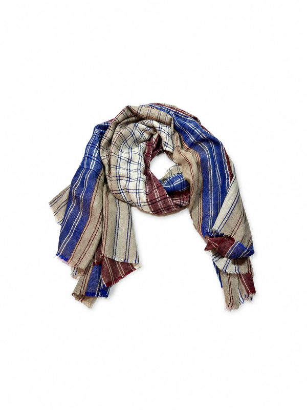 Kashmiri - Maritime Check – vollständiger Cashmere-Schal auf Weiss mit weichem Studioschatten