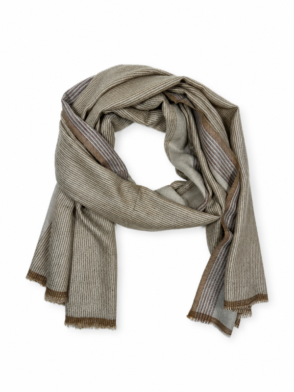 Kashmiri - Sahara Lines – vollständiger Cashmere-Schal auf Weiss mit weichem Studioschatten