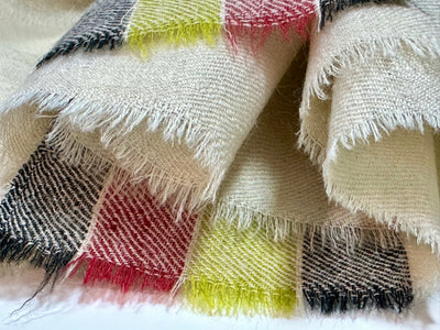 Aura Kashmiri - Side Stripe Trio – Cashmere-Stola 100 × 200 cm, Produktansicht 2