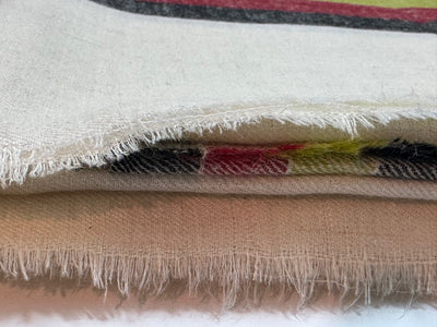 Aura Kashmiri - Side Stripe Trio – Cashmere-Stola 100 × 200 cm, Produktansicht 3