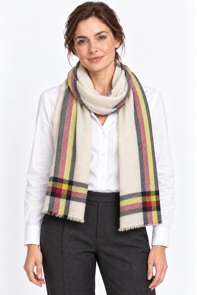 Kashmiri – Side Stripe Trio, 100 × 200 cm – KI-generierte Trageansicht Frau