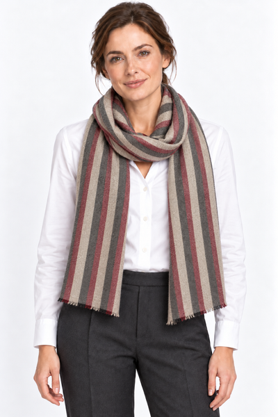 Kashmiri – Tricolor Stripes, 100 × 200 cm – KI-generierte Trageansicht Frau