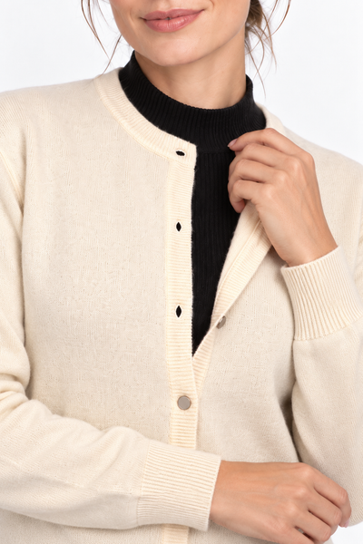 Button Natural – Rundhals-Cardigan für Damen – Strickdetail