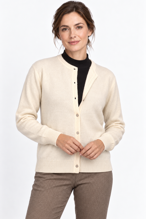 Button Natural – Rundhals-Cardigan für Damen – Modellansicht