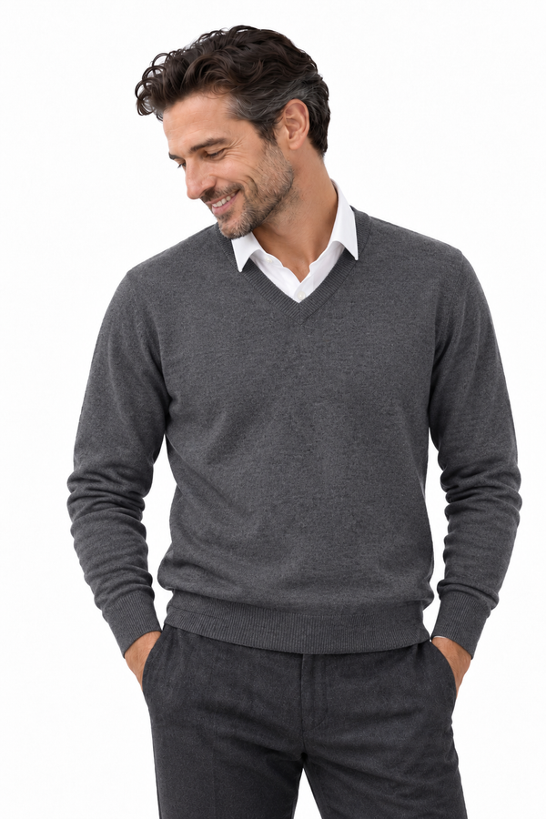 Angle Natural – V-Ausschnitt-Pullover für Herren – Modellansicht