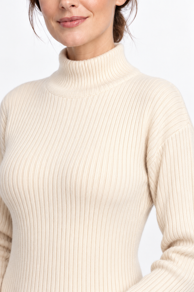 Line – Geripptes Strickkleid – Strickdetail