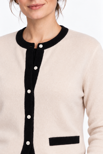 Outline – Cardigan mit Kontrastblenden – Strickdetail