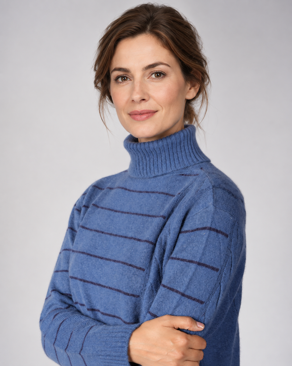 Gestreifter Rollkragen-Pullover aus 100 % Cashmere in Blau am Aura-Model