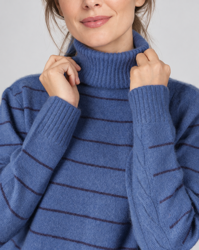 Blauer Cashmere-Rollkragen-Pullover – Kragen und Ärmel im Detail