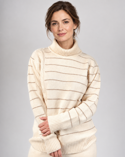 Gestreifter Rollkragen-Pullover aus 100 % Cashmere in Creme am Aura-Model