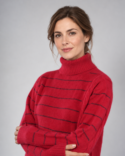 Roter Cashmere-Rollkragen-Pullover mit Streifen – seitliche Modelansicht