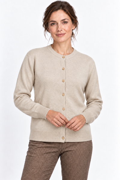 Button Natural – Cardigan a girocollo da donna – Marrone chiaro naturale – Su un modello Aura [ND-1287-C9975]