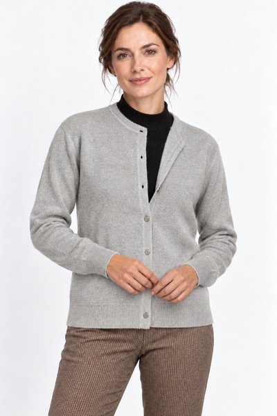 Button Natural – Cardigan a girocollo da donna – Grigio chiaro naturale – Su un modello Aura [ND-1287-C9976]