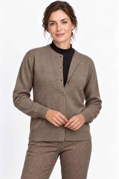 Button Natural – Cardigan a girocollo da donna – Marrone scuro naturale – Su un modello Aura [ND-1287-C9977]